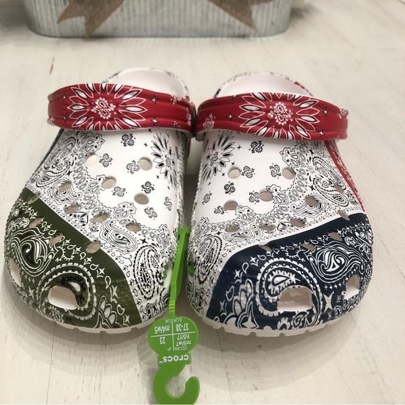 CROCS Classic Bandana White Multicolor Clogs Unisex Sz W7-M5 NWT - Picture 5 of 16